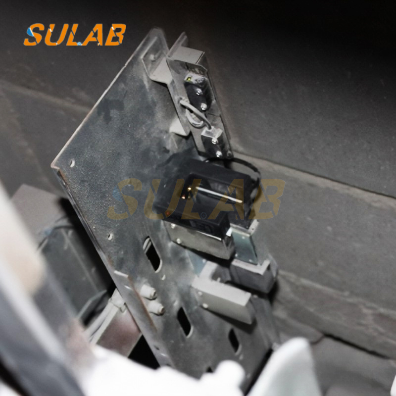 Photoelectric Leveling Sensor for Elevators with 100 mm Sensing Distance 10-30 VDC and IP67 Protection