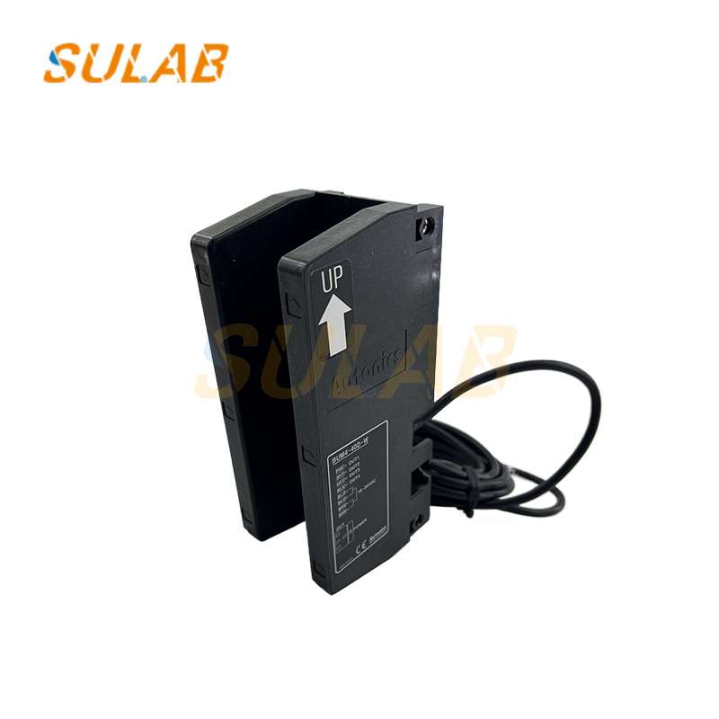 Hyundai BUM4-40D-W Leveling Sensor Photoelectric Switch with 10-30V DC, 4mm Sensing Range and M8 Connector